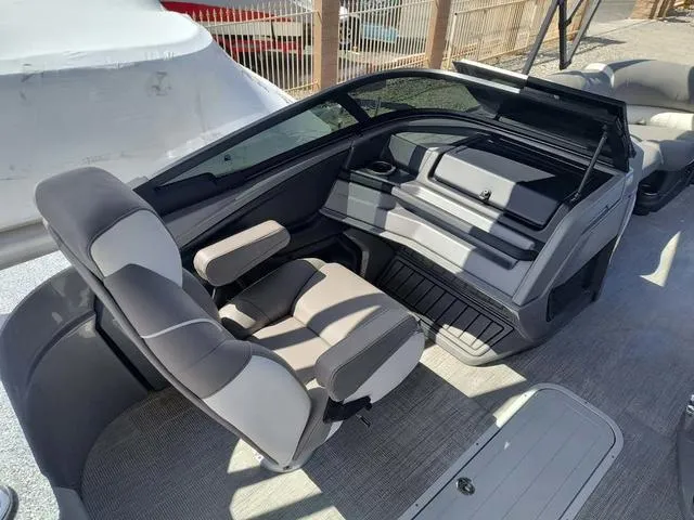 Slide: The Image of Avalon Catalina Windshield Twin 250's (500 HP) 2024 - 7