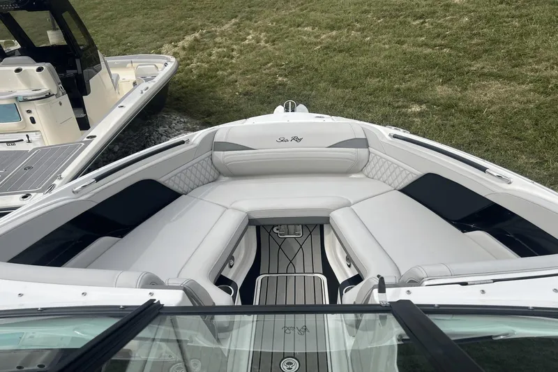 Slide: The Image of Sea Ray SLX 260 Outboard 2025 - 13