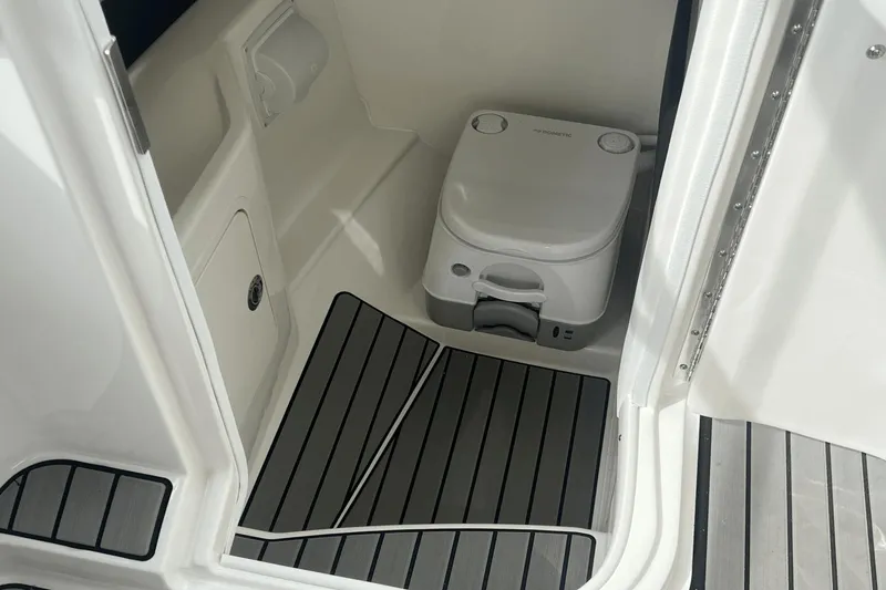 Slide: The Image of Sea Ray SLX 260 Outboard 2025 - 14