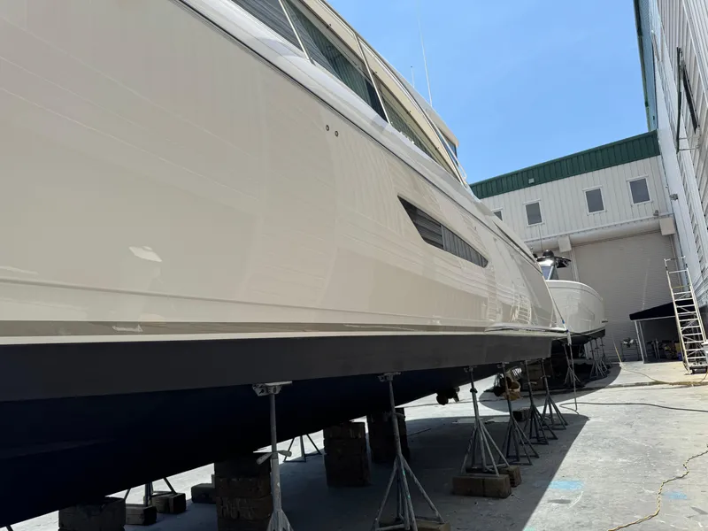 Slide: The Image of Tiara 5800 Sovran 2010 - 127