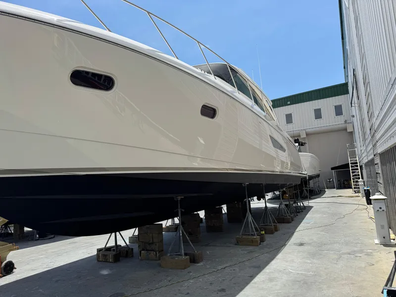 Slide: The Image of Tiara 5800 Sovran 2010 - 128