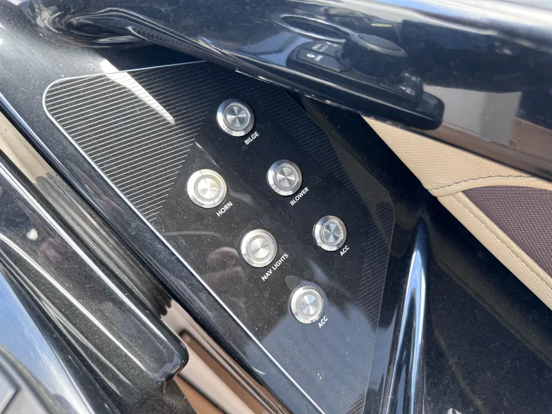 Slide: The Image of Control panel of a 2021 Yamaha Boats 252 SD with labeled buttons. - 15