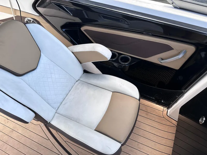 Slide: The Image of Captain's chair and interior of 2021 Yamaha Boats 252 SD, featuring luxurious seating and modern design. - 21