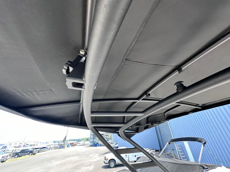 Slide: The Image of Close-up of the 2021 Yamaha Boats 252 SD canopy frame and support structure. - 42