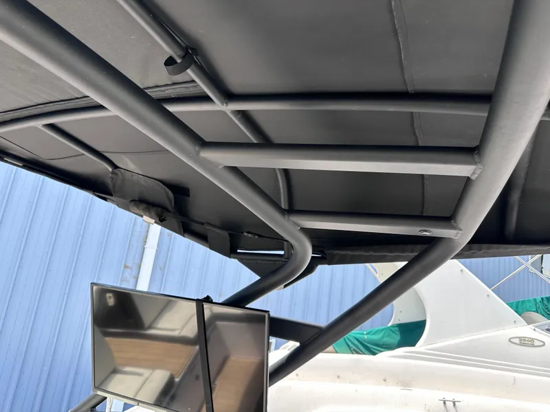 Slide: The Image of Close-up of the 2021 Yamaha Boats 252 SD canopy and frame structure. - 43