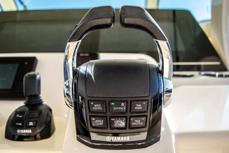 Slide: The Image of Yamaha throttle control on 2020 Scout 380 LXF boat. - 31