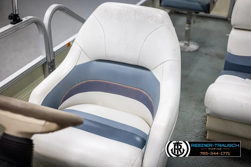 Slide: The Image of Captain's chair of a 2002 Suncruiser Trinidad 224 pontoon boat. - 33