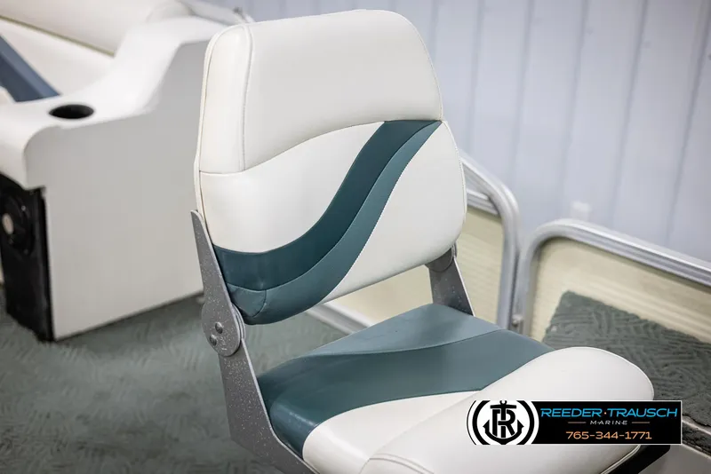 Slide: The Image of 2002 Suncruiser Trinidad 224 boat seat with white and green upholstery. - 35