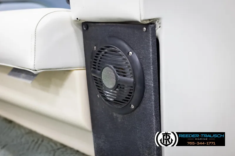 Slide: The Image of Speaker on a 2002 Suncruiser Trinidad 224 boat with white upholstery. - 37