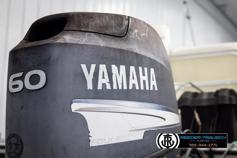 Slide: The Image of Yamaha 60 horsepower outboard motor on a 2002 Suncruiser Trinidad 224 boat. - 40