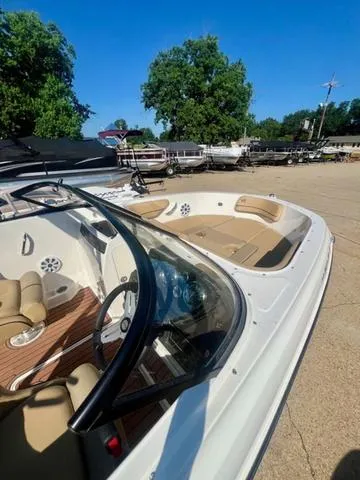 Slide: The Image of Bayliner VR4 BOWRIDER 2023 - 5