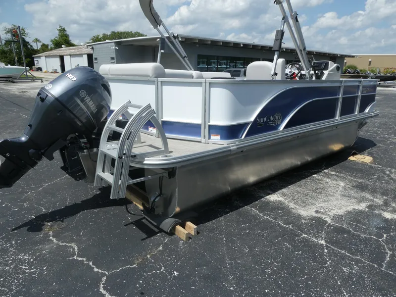 Slide: The Image of 2023 SunCatcher Select 20FC pontoon boat with Yamaha outboard motor. - 15