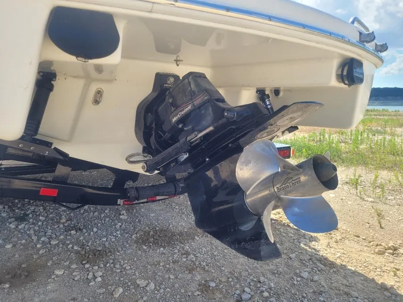 Slide: The Image of 2007 Formula 240 BR boat stern with propeller on a trailer. - 16