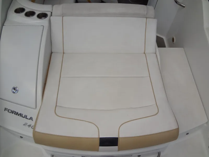 Slide: The Image of 2007 Formula 240 BR boat with white and beige seating. - 41