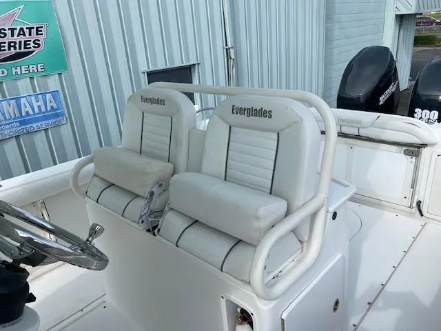 Slide: The Image of 2008 Everglades 290 CC boat with dual white captain's chairs and twin Yamaha engines. - 12