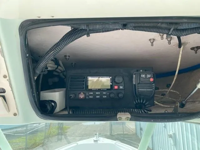 Slide: The Image of 2008 Everglades 290 CC boat communication system with radio and microphone. - 8