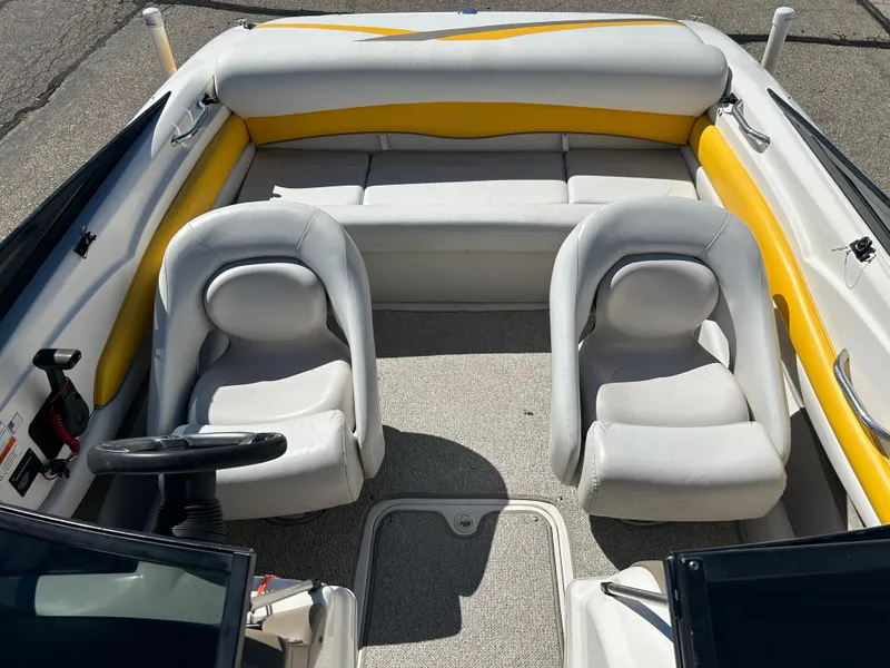 Slide: The Image of 2007 Larson 180SEI LX boat interior with white and yellow seating. - 10