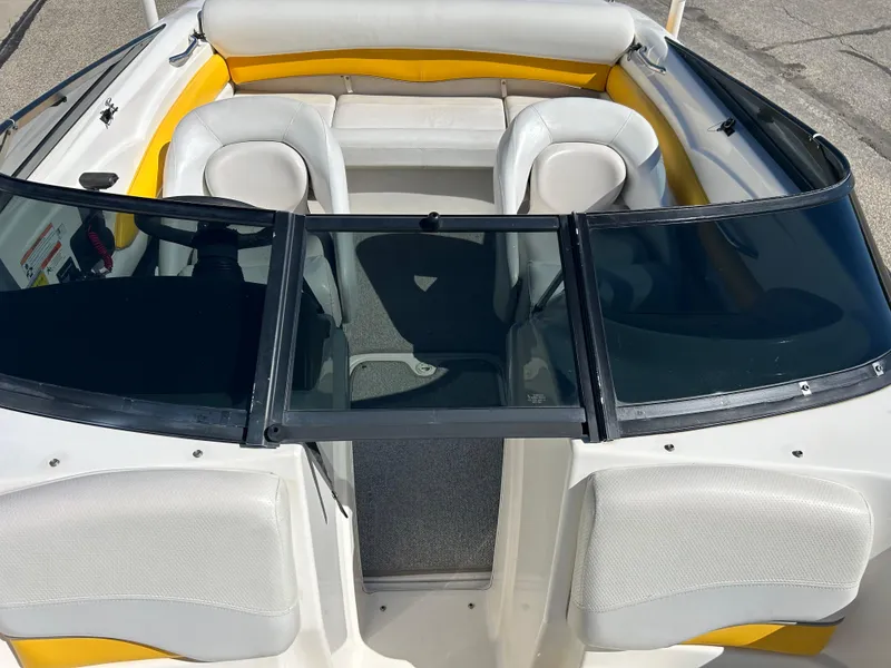 Slide: The Image of 2007 Larson 180SEI LX boat interior with yellow and white seating. - 18