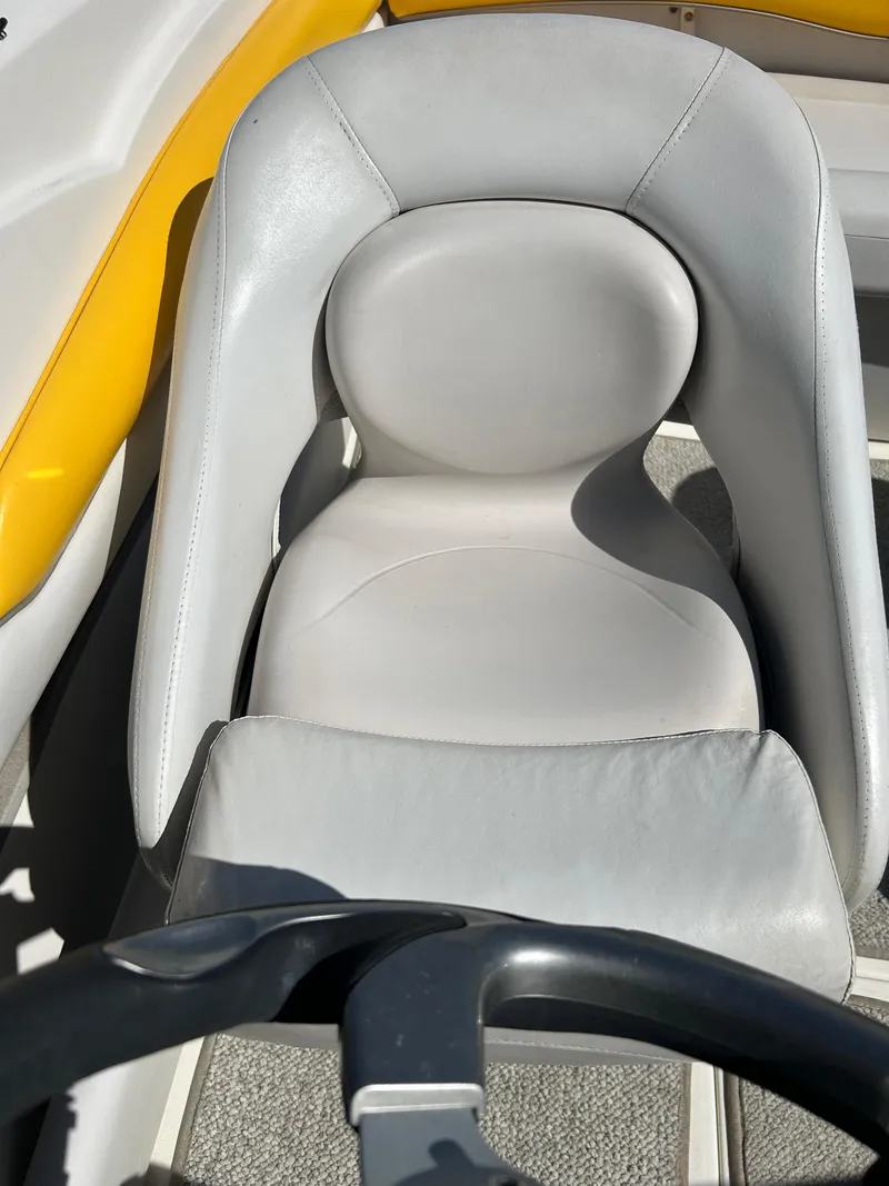 Slide: The Image of 2007 Larson 180SEI LX boat seat with gray upholstery and steering wheel. - 20