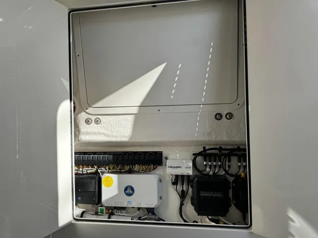 Slide: The Image of Robalo R360 Center Console 2024 - 74