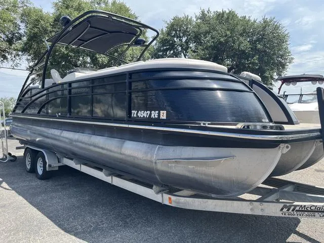 Slide: The Image of 2015 Bennington 25 IO QCW pontoon boat on a trailer. - 18