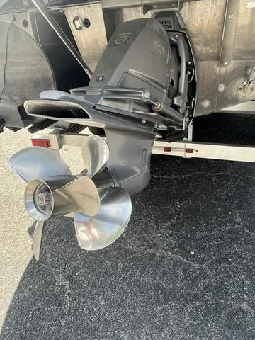 Slide: The Image of 2015 Bennington 25 IO QCW boat propeller and outboard motor. - 3
