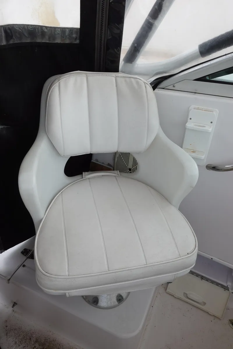 Slide: The Image of White captain's chair on a 2000 Pro-Line 24 Walk boat. - 10