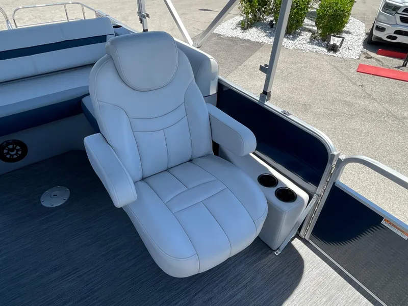 Slide: The Image of Captain's chair on 2022 Godfrey SWEETWATER 2486 SFL pontoon boat. - 17