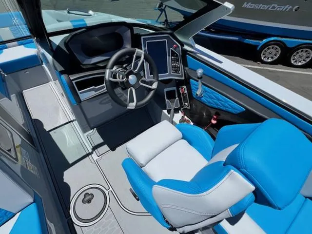 Slide: The Image of MasterCraft X22 2024 - 14