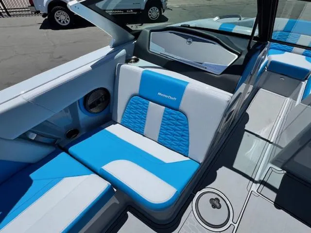 Slide: The Image of MasterCraft X22 2024 - 15