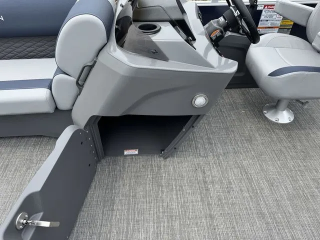 Slide: The Image of Bennington S L-Bench 22 SL Tritoon 2025 - 12