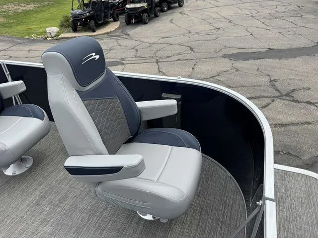 Slide: The Image of Bennington S L-Bench 22 SL Tritoon 2025 - 8