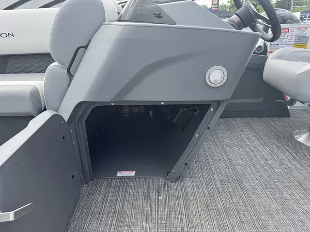 Slide: The Image of Bennington S L-Bench 22 SL Tritoon 2025 - 10