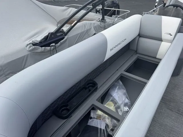 Slide: The Image of Bennington S L-Bench 22 SL Tritoon 2025 - 8