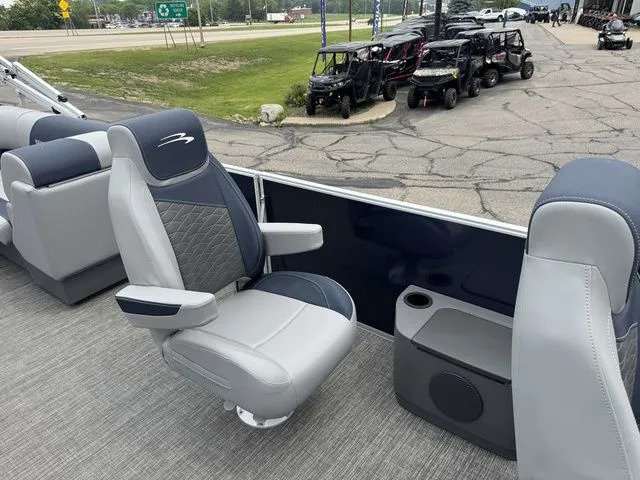 Slide: The Image of Bennington S L-Bench 22 SL Tritoon 2025 - 9