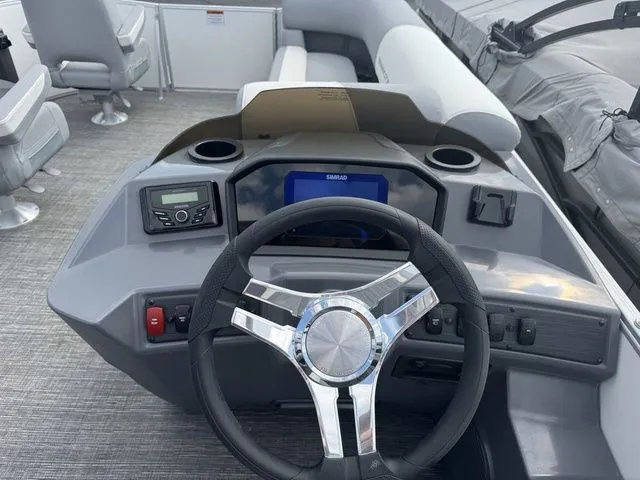 Slide: The Image of Bennington S L-Bench 22 SL Tritoon 2025 - 12