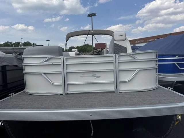 Slide: The Image of Bennington S L-Bench 22 SL Tritoon 2025 - 4