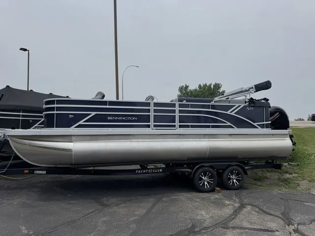 The Image of Bennington S L-Bench 22 SL Tritoon 2025 - 1