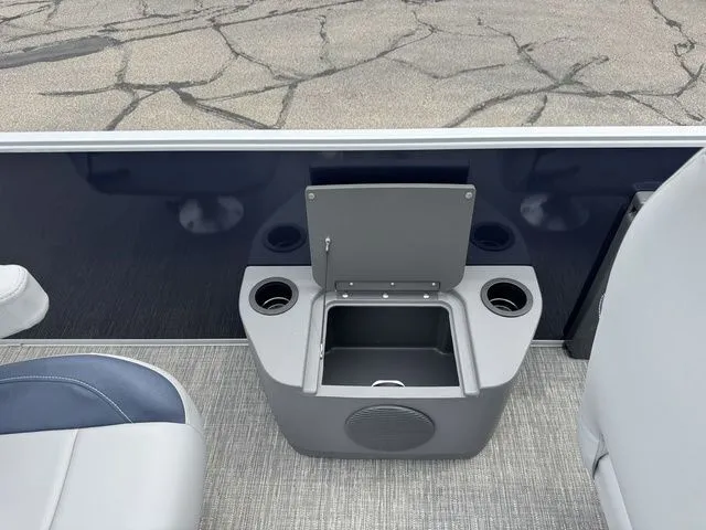 Slide: The Image of Bennington S L-Bench 22 SL Tritoon 2025 - 10