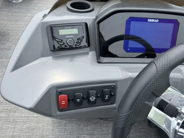 Slide: The Image of Bennington S L-Bench 22 SL Tritoon 2025 - 15