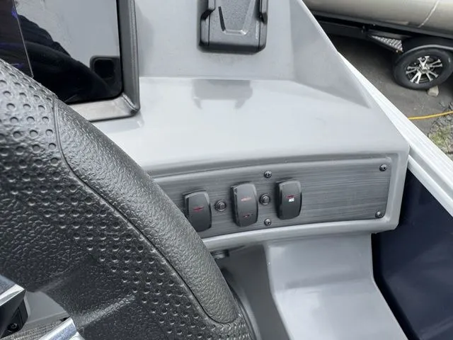 Slide: The Image of Bennington S L-Bench 22 SL Tritoon 2025 - 17