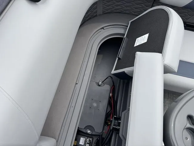 Slide: The Image of Bennington S L-Bench 22 SL Tritoon 2025 - 21