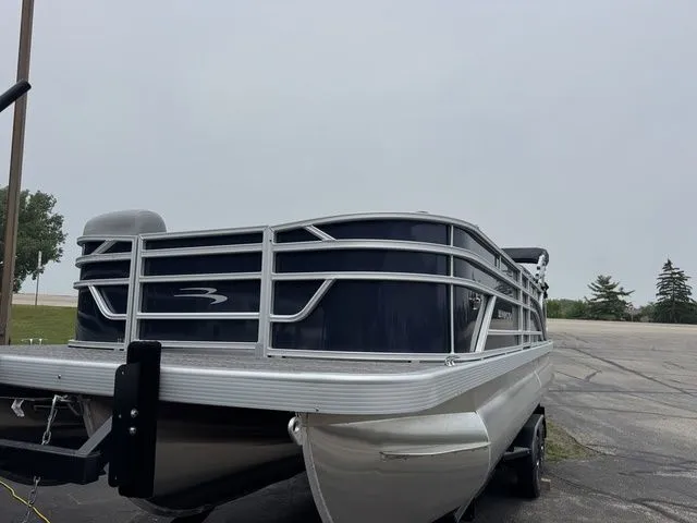 Slide: The Image of Bennington S L-Bench 22 SL Tritoon 2025 - 3