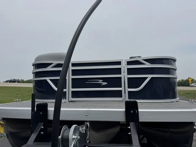 Slide: The Image of Bennington S L-Bench 22 SL Tritoon 2025 - 4