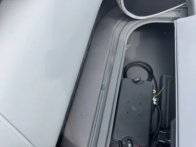 Slide: The Image of Bennington S L-Bench 22 SL Tritoon 2025 - 15