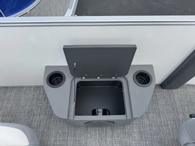 Slide: The Image of Bennington S L-Bench 22 SL Tritoon 2025 - 17