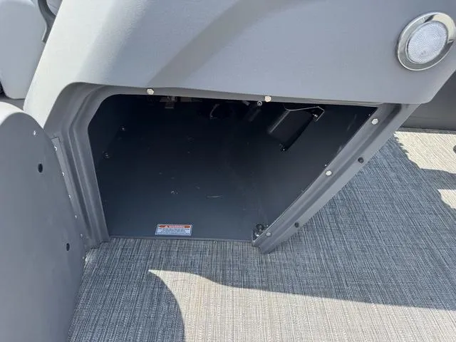 Slide: The Image of Bennington S L Bench 22 SL Tritoon 2025 - 10