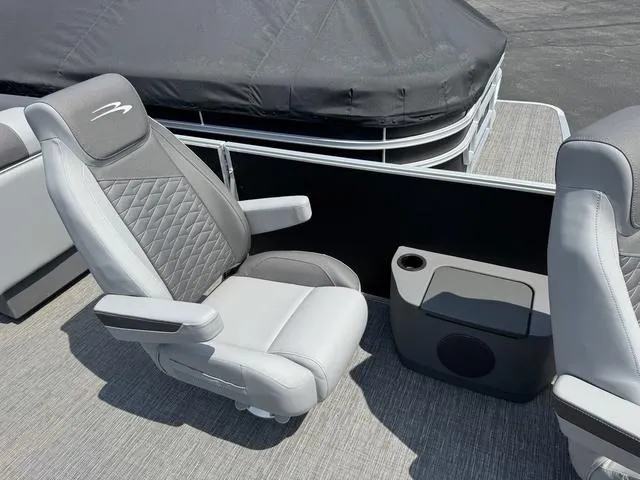 Slide: The Image of Bennington S L Bench 22 SL Tritoon 2025 - 6