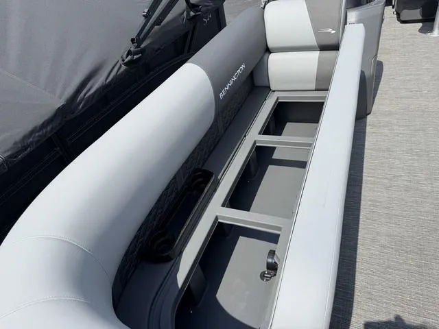 Slide: The Image of Bennington S L Bench 22 SL Tritoon 2025 - 8