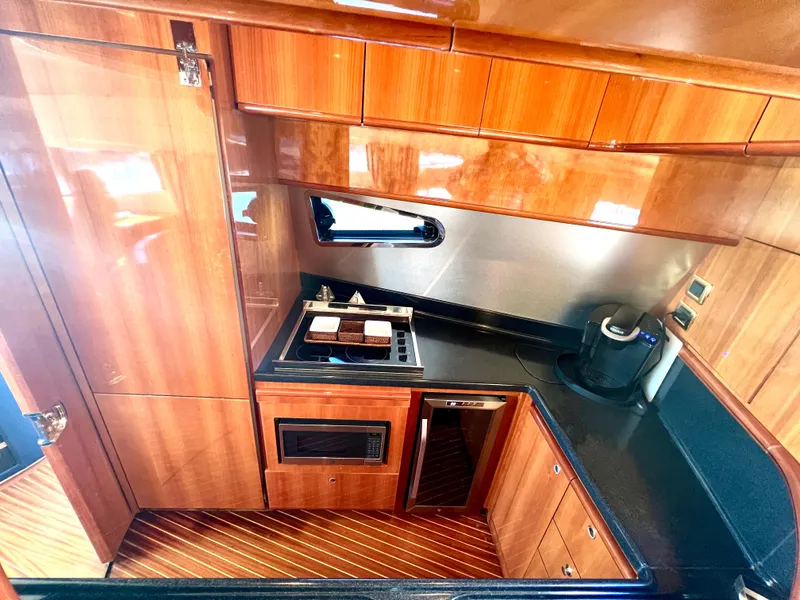 Strb Side Azimut 68 Plus 2002 for Sale | MarineSource